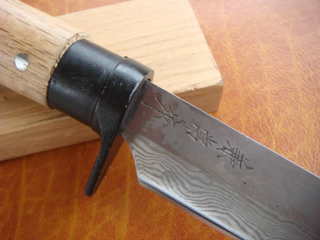 因此要粘合刀柄 ,刀把是铁,刀刃是铁和钢夹钢打制 另一种刀刃制作方法